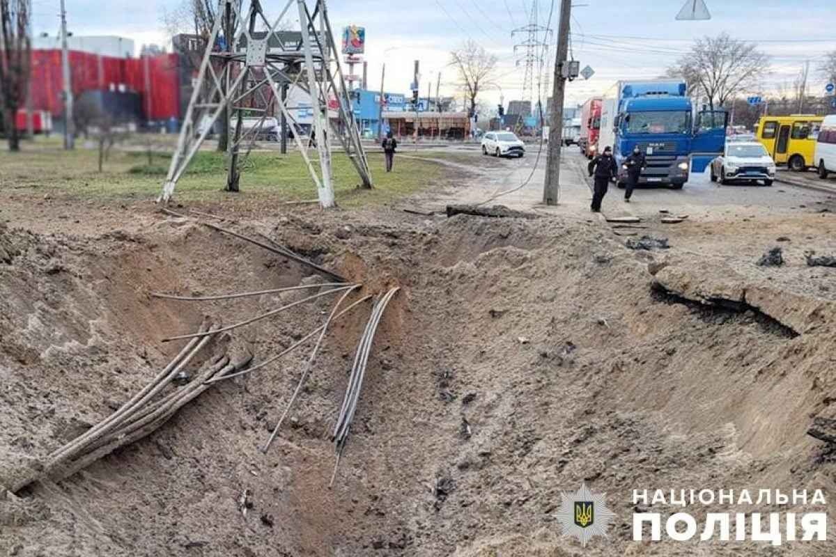 Полиция показала последствия мощной ракетной атаки по Киеву