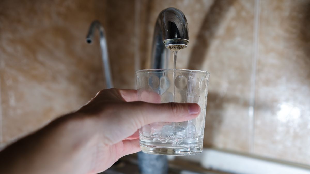 В Украине снова хотят поднять тарифы на холодную воду: какие города почувствуют повышение первыми