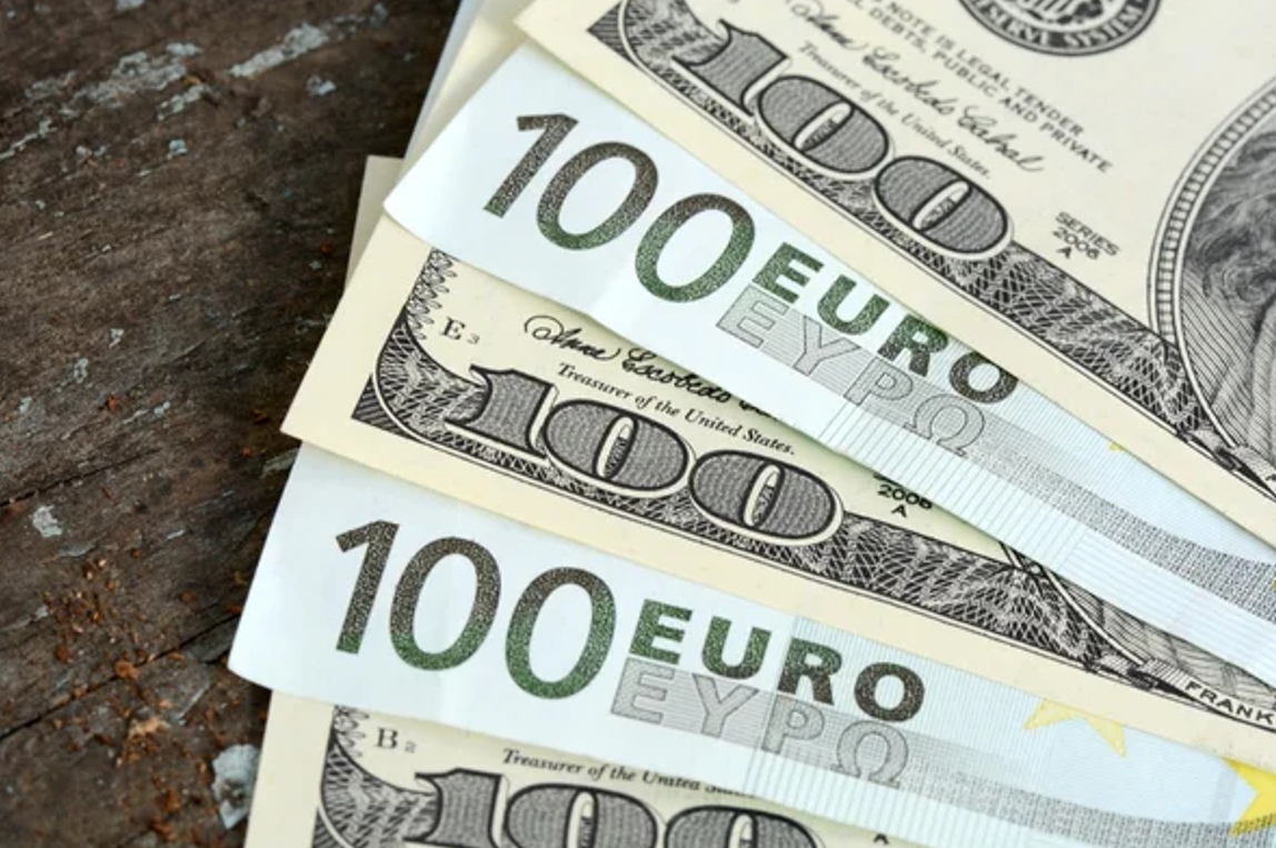 Курс валют в обменниках: сколько стоят доллар и евро