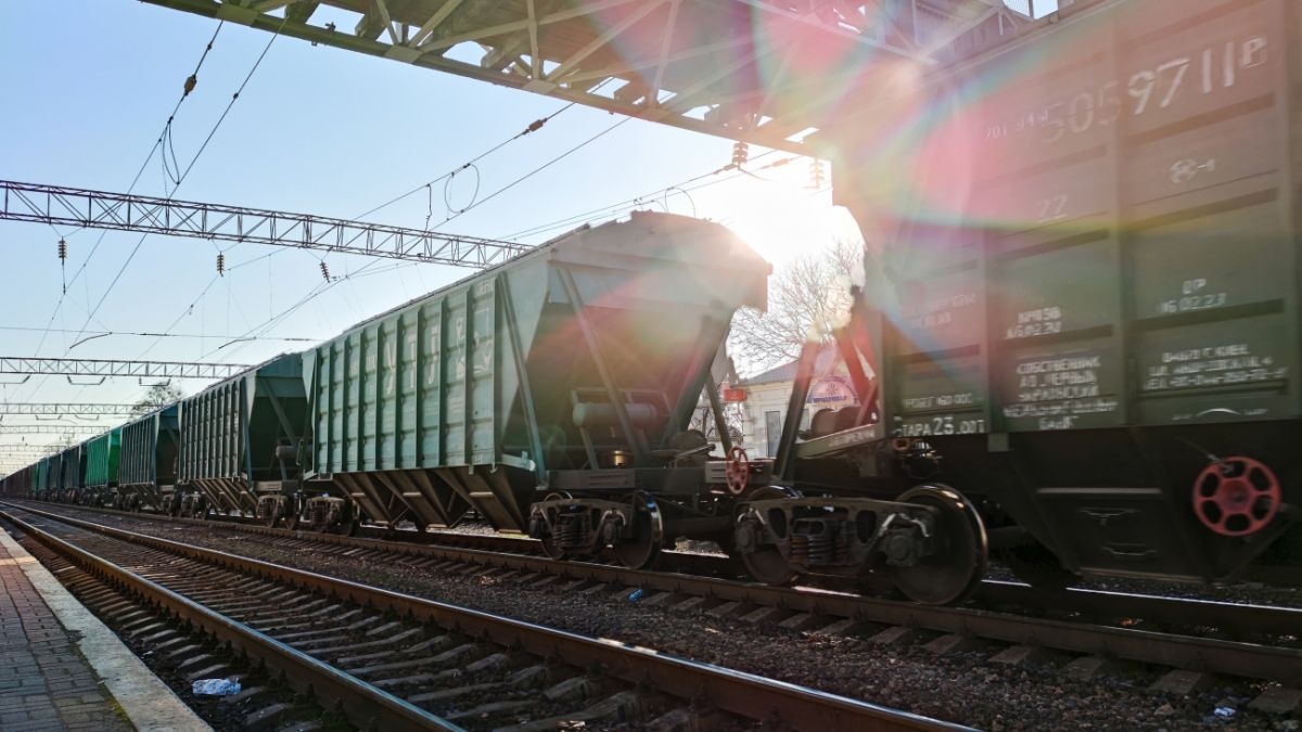 Состоит из более двух тысяч вагонов: на Донбассе заметили 30-километровый поезд