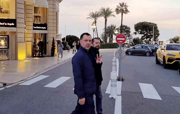 Прогуливался в компании неизвестного мужчины: Арестович "засветился" в Монако