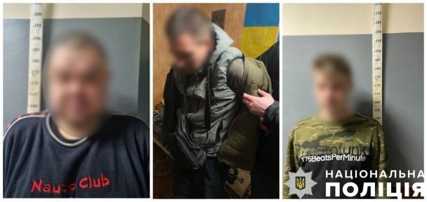 Відібрали пакет із продуктами: у Києві група чоловіків напала на перехожого