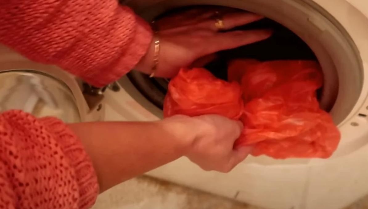 Зачем класть пакет в стиральную машину: проверенный бабушкин метод