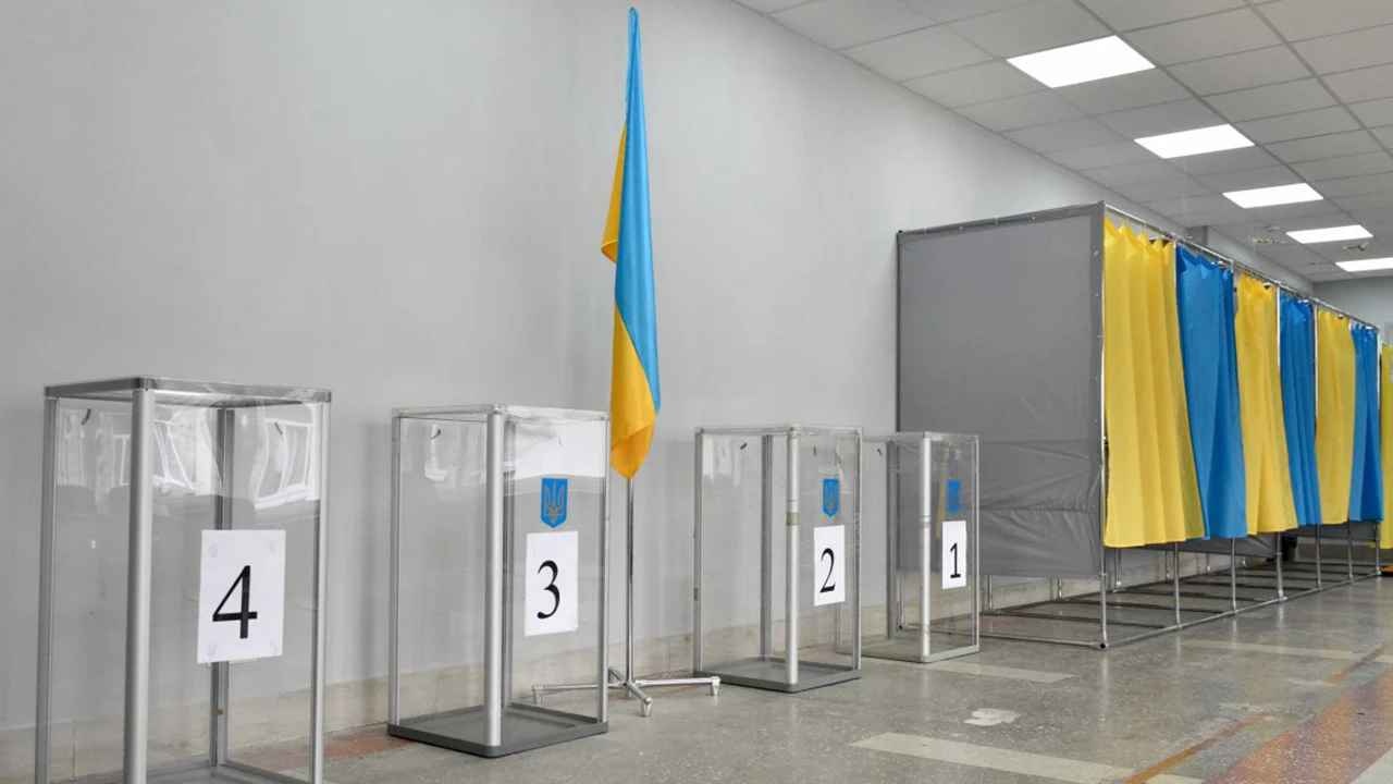 Социологи спросили у украинцев, когда проводить президентские выборы