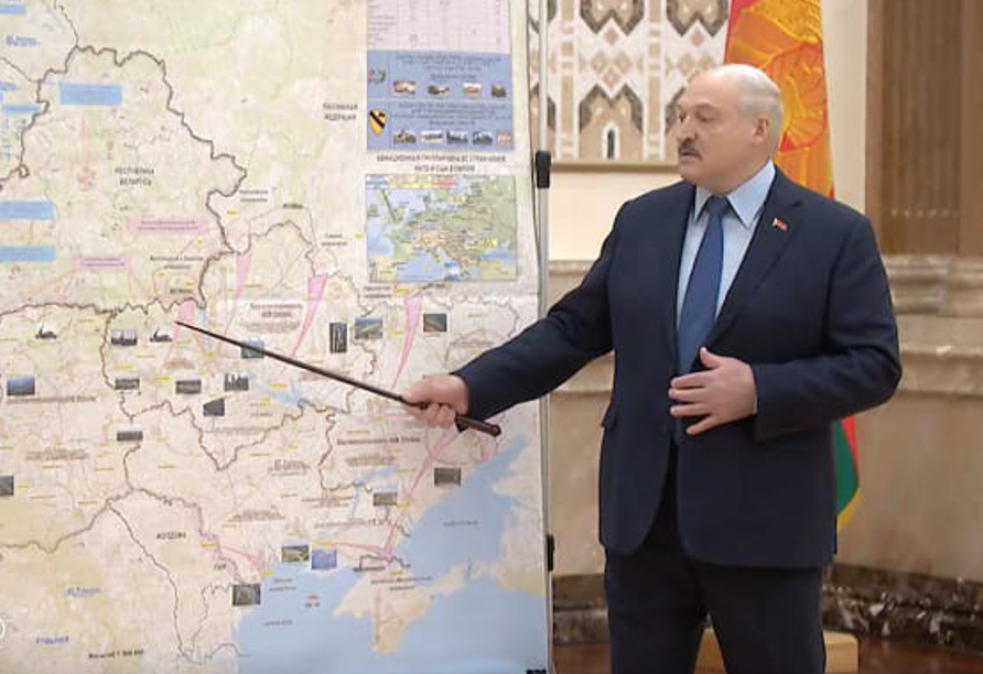 Лукашенко призвал белорусов готовиться к войне и показал, откуда готовится нападение