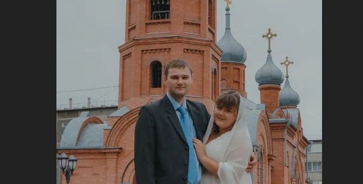 В РФ написали донос на учительницу из-за свадебного фото на фоне храма