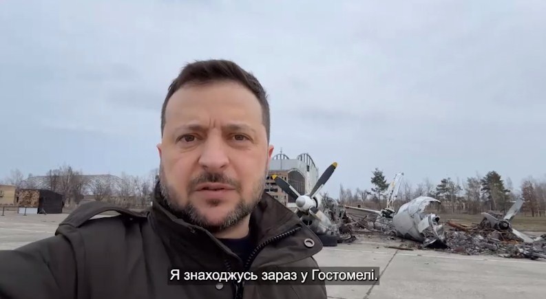 Годовщина войны: Зеленский обратился к украинцам на фоне обломков самолетов