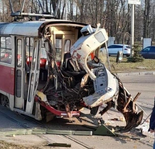 В Киеве грузовик протаранил трамвай