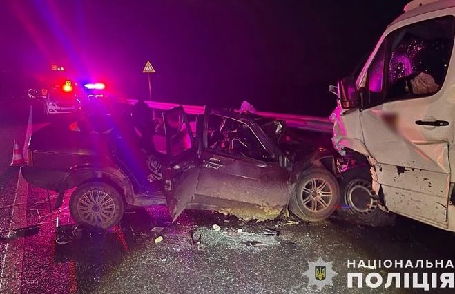 Пьяное ДТП: водитель врезался в автомобиль эвакуации павших воинов, есть погибшие