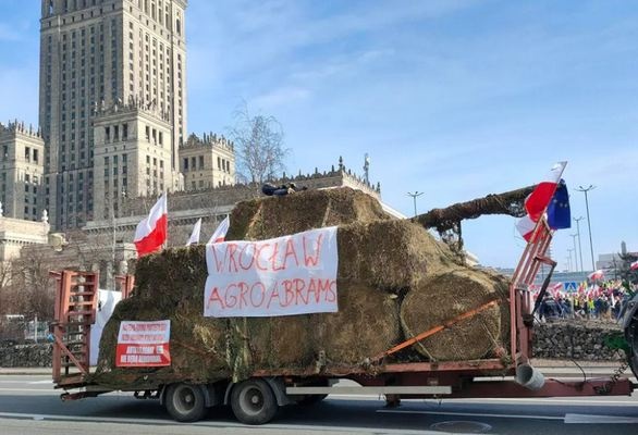 Польские фермеры вывезли в центр Варшавы танк "Абрамс" из соломы: что происходит