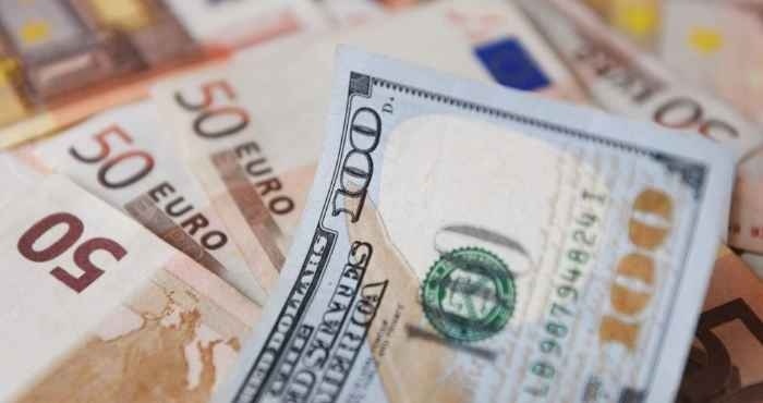 Доллар и евро дешевеют: сколько стоит валюта накануне весны