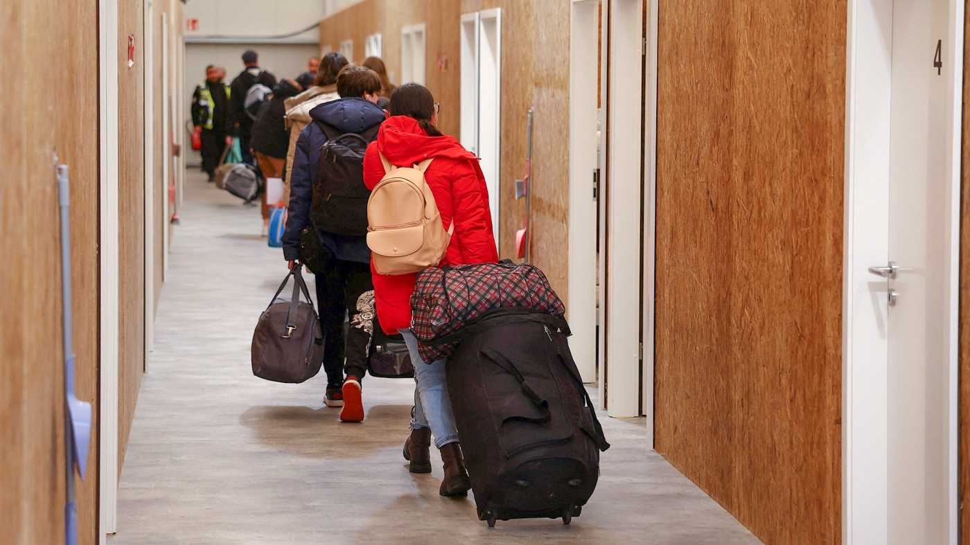 Число беженцев в Европе растет: в какие страны массово выезжают украинцы