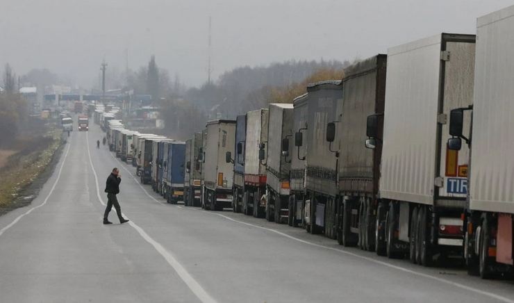 Поляки блокируют шесть направлений на границе: в очередях - тысячи фур