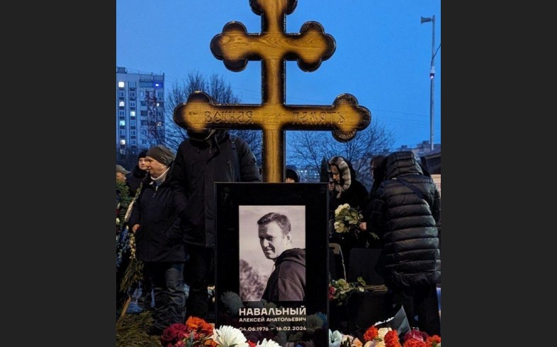 До могили Навального знову вишикувалася черга