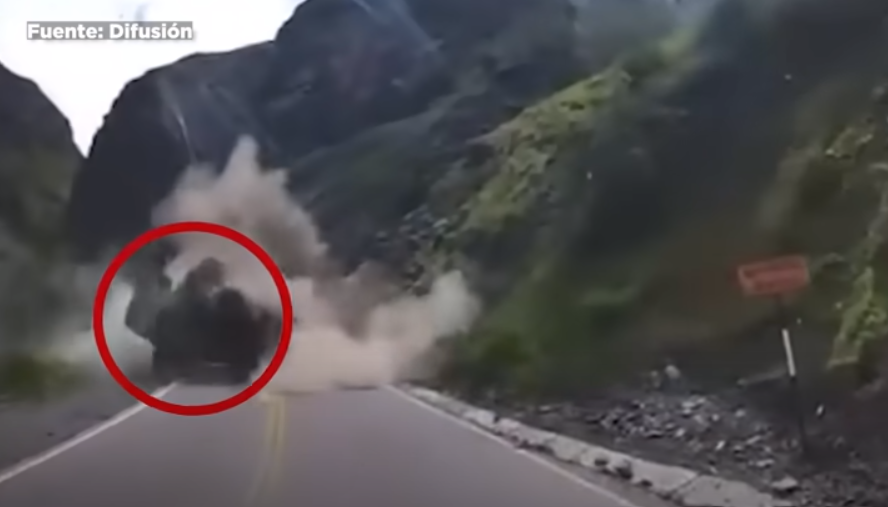У Мережі з'явилося відео, як гігантське каміння раптово зірвалося і розчавило автомобілі