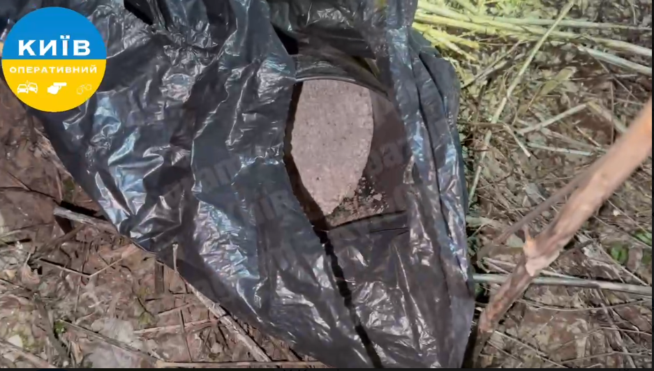 У Києві на пустирі випадково виявили десятки урн із прахом покійних
