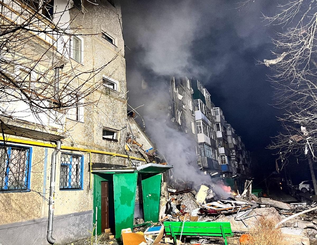 В Сумах "шахед" ударил по 5-этажке: есть погибшие и раненые