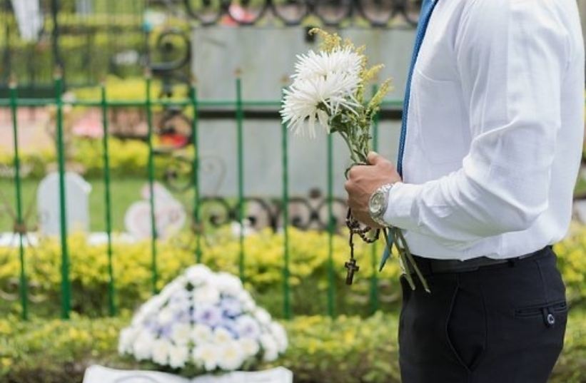 Скоро родительские дни: какие цветы нельзя сажать на кладбище, а какие прекрасно подходят