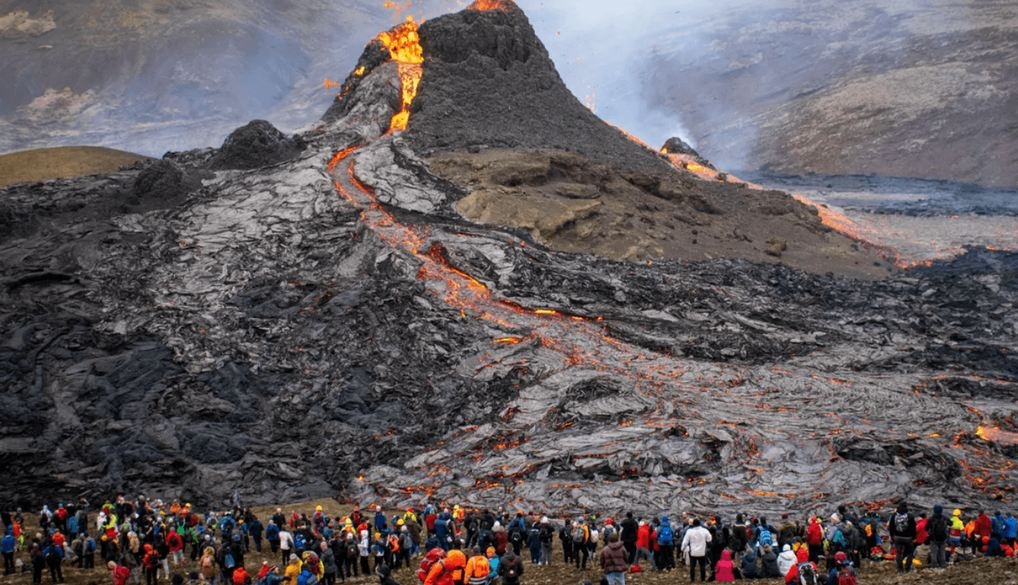 В Исландии началось мощное извержение вулкана: полуостров Рейкьянес страдает четвертый раз за три месяца