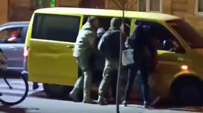 Мобілізація у "бусики": адвокат розповів, що "світить" працівникам ТЦК за викрадення чоловіків на вулицях