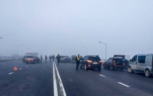 Столкнулись 27 машин: во Львове произошло масштабное ДТП