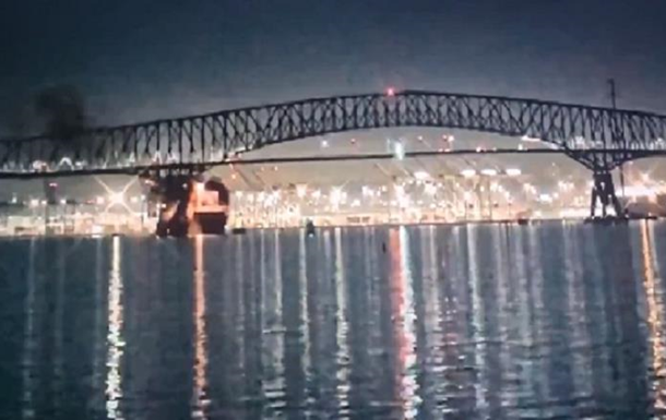 У США обрушився міст, у який врізалося судно: момент потрапив на відео
