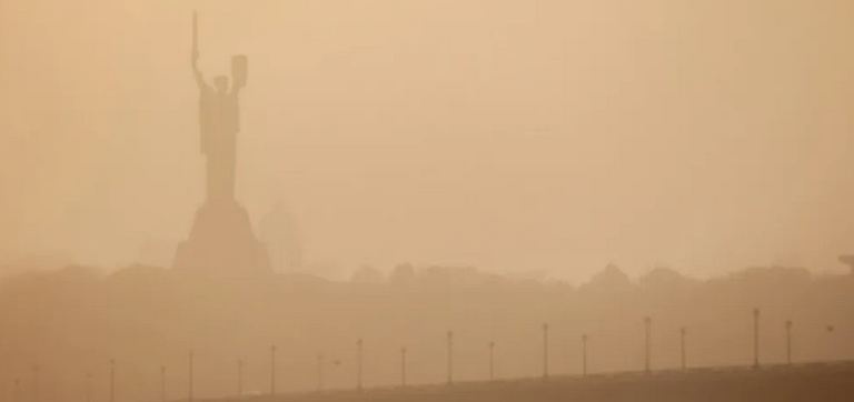 Пыль из Сахары продержится в Украине несколько дней: как от него уберечься