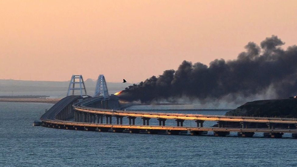Знищення неминуче: Кримський міст незабаром буде підірвано, - The Guardian