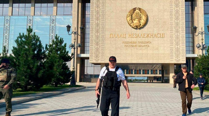 Экс-сотрудник СБУ намекнул, что дрон может прилететь в минский дворец Лукашенко