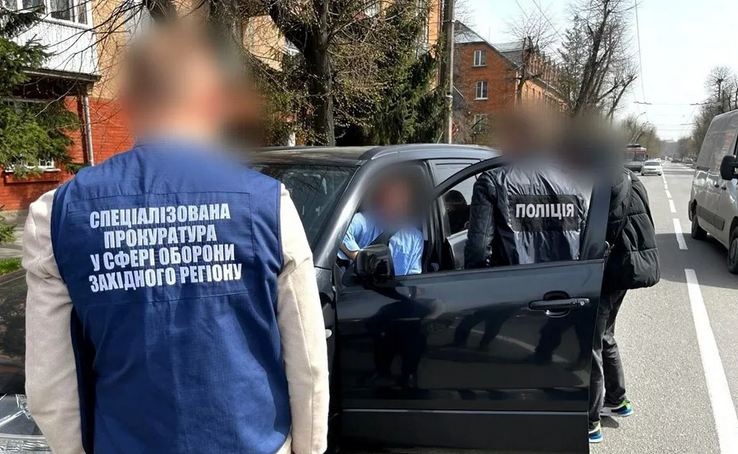 Требовал у военного "благотворительный взнос" в 40 тыс. грн:  в Хмельницкой области задержали члена ВВК