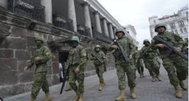 Полиция Эквадора атаковала  посольство Мексики и ворвалась в здание