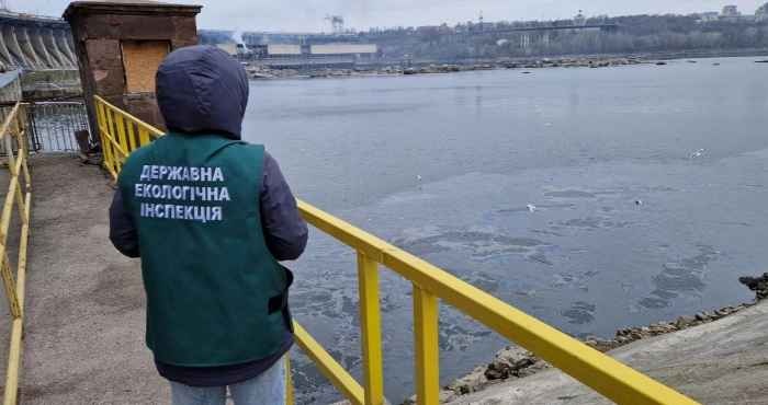 У Запоріжжі через удари по ДніпроГЕС масово гине риба