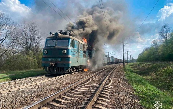 В Черкасской области во время движения загорелся локомотив: причина ЧП устанавливается