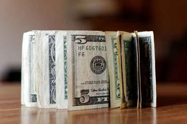 Долар в Україні рекордно дорожчає: на якому рівні зупиниться курс