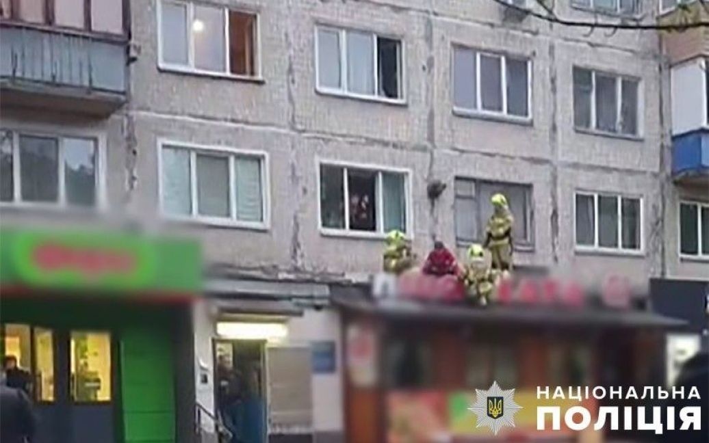 Киевлянин бросался ножами в спасателей, которые помогали выпавшей из окна женщине