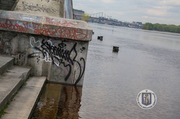 В Киеве продолжает повышаться уровень воды в Днепре