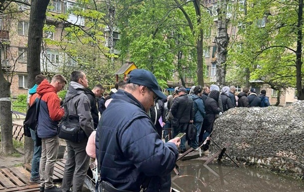 В Киеве под зданием ТЦК заметили очередь