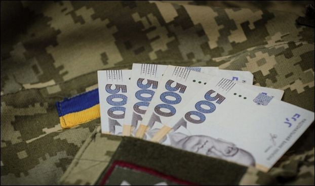 Нові зарплати військових: хто зможе отримувати 190 тисяч