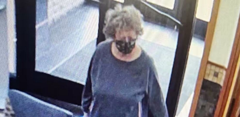 74-летняя бабуля с пистолетом ограбила банк: ее мотив удивил