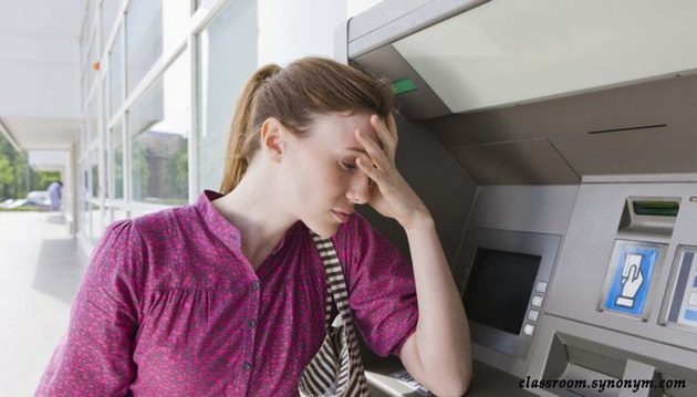 Що робити якщо гроші залишись в банкоматі: банк надав пояснення
