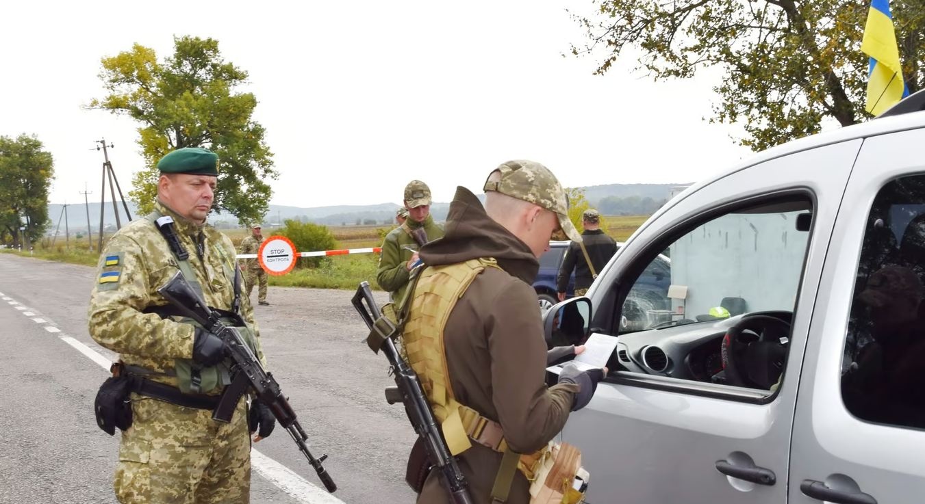 Чи будуть примусово повертати з-за кордону чоловіків: у Кабміні дали відповідь