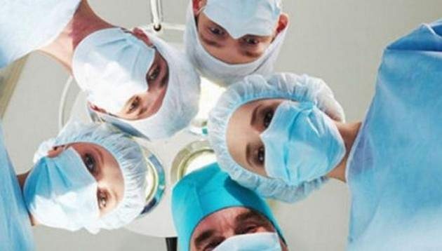 У Львові лікарям онкоцентру вручили повістки дорогою на роботу: пацієнти зачекають