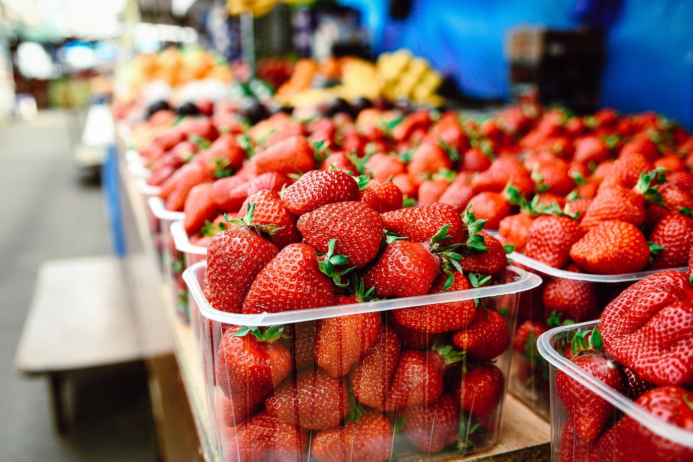 Цены "кусаются": откуда в Украину весной завозят фрукты и ягоды