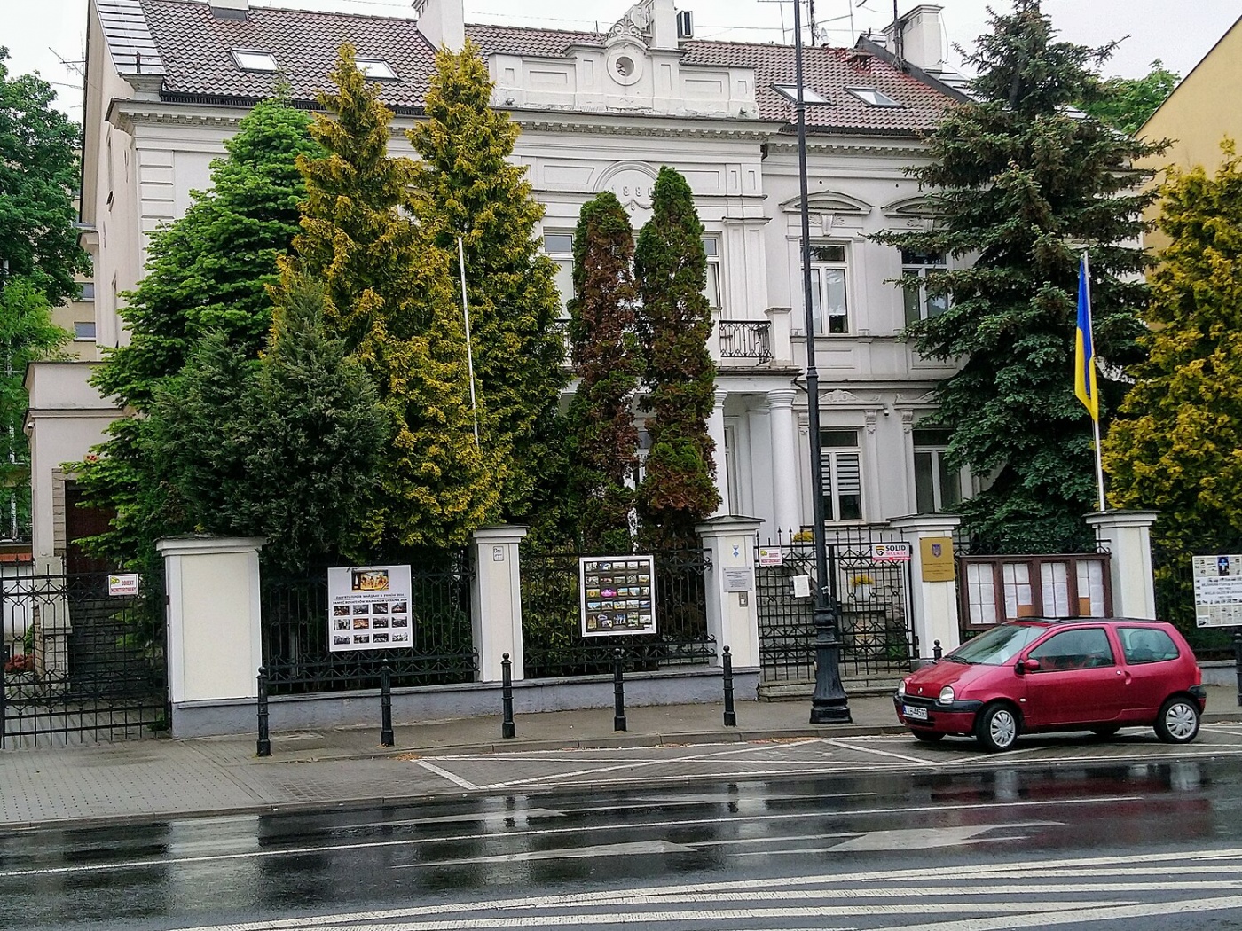 Генконсульство Украины в Люблине возобновило выдачу паспортов: кто сможет получить документ