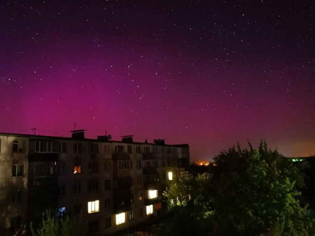 В ночь на 3 мая украинцы могли наблюдать в небе розовое свечение