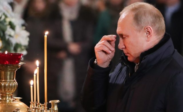 Куда-то спешил: Путин посетил богослужение, однако во время литургии внезапно исчез