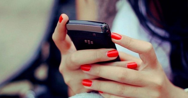 Пять вредных привычек, которые "убивают" смартфоны во время зарядки