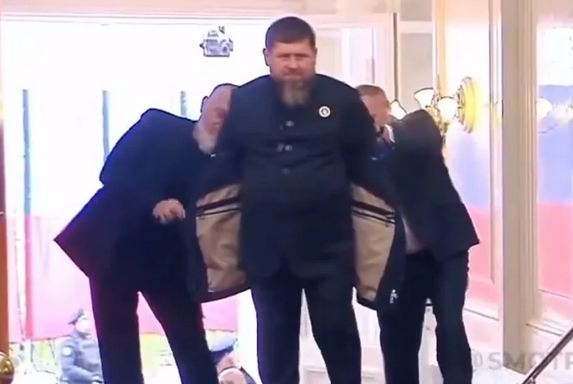 Кадыров приехал на праздник к Путину и не смог сам снять пиджак