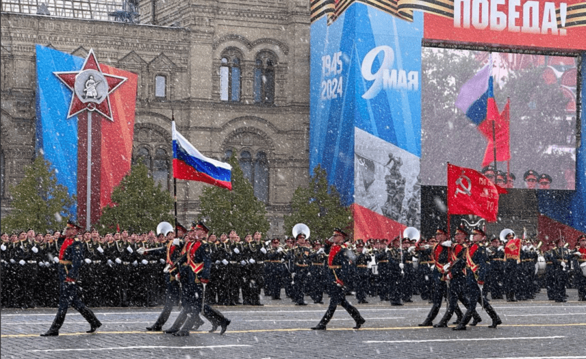 Парад в Москве накрыл майский снегопад