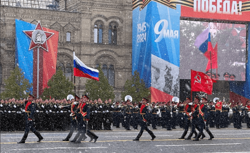 Парад у Москві накрив травневий снігопад